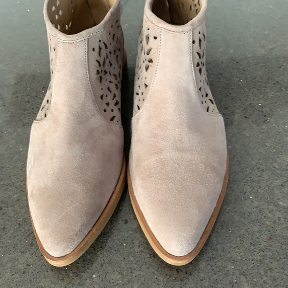 Italeau Perla Suede Waterproof Laser-Cut Ankle Booties size 39 Italeau Perla Suede Leather Waterproof Laser Cut Ankle Booties 37